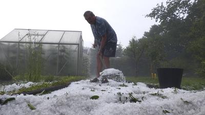 Katastrophale Unwetter sind in den Nachmittagsstunden ?ber das Erzgebirge hinweg gezogen. Eine sogenannte Superzelle bra-stock-foto