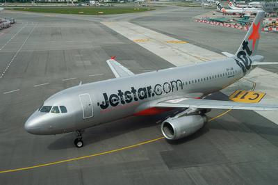 06.12.2019, Singapur, Republik Singapur, Asien - Eine Passagiermaschine der Jetstar Asia Airways vom Typ Airbus A320-232-stock-foto