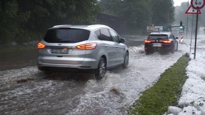 Katastrophale Unwetter sind in den Nachmittagsstunden ?ber das Erzgebirge hinweg gezogen. Eine sogenannte Superzelle bra-stock-foto