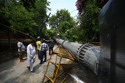 Heavy Rain, Strong Winds Lash Delhi-NCR, Trees Uprooted, Mobile Tower Collapses-stock-foto