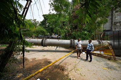 Heavy Rain, Strong Winds Lash Delhi-NCR, Trees Uprooted, Mobile Tower Collapses-stock-foto