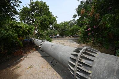 Heavy Rain, Strong Winds Lash Delhi-NCR, Trees Uprooted, Mobile Tower Collapses-stock-foto