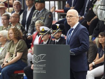 Peter Tschentscher SPD Hamburgs erster Buergermeister Erster Veteranentag am 15. Juni 2025 mit milit?rischem Appell auf dem Rathausmarkt Der Veteranentag wurde vom Deutschen Bundestag als offizieller Gedenktag beschlossen und wird j?hrlich am 15. Juni begangen.Hamburgs Erster B?rgermeister Dr. Peter Tschentscher dankt im Rahmen des milit?rischen Appells zur Leutnantsbef?rderung der Helmut Schmidt Universit?t / Universit?t der Bundeswehr HSU gemeinsam mit Verteidigungsminister Boris Pistorius den Veteranen der Bundeswehr f?r ihren Dienst f?r Deutschland.Veteran ist, wer in der Bundeswehr dient oder gedient hat und nicht unehrenhaft entlassen wurde. Dies betrifft 10 Millionen Menschen in Deutschland. Der jaehrliche Appell der HSU z-stock-foto