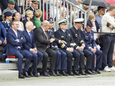 Boris Pistorius Bundesverteidigungsminister SPD befoerdert Soldaten mit Peter Tschentscher SPD Hamburgs erster Buergermeister Erster Veteranentag am 15. Juni 2025 mit milit?rischem Appell auf dem Rathausmarkt Der Veteranentag wurde vom Deutschen Bundestag als offizieller Gedenktag beschlossen und wird j?hrlich am 15. Juni begangen. Hamburgs Erster B?rgermeister Dr. Peter Tschentscher dankt im Rahmen des milit?rischen Appells zur Leutnantsbef?rderung der Helmut Schmidt Universit?t / Universit?t der Bundeswehr HSU gemeinsam mit Verteidigungsminister Boris Pistorius den Veteranen der Bundeswehr f?r ihren Dienst f?r Deutschland.Veteran ist, wer in der Bundeswehr dient oder gedient hat und nicht unehrenhaft entlassen wurde. Dies betr-stock-foto