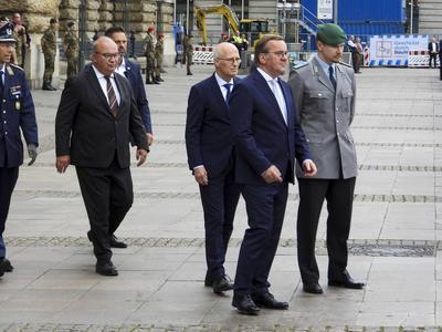 Boris Pistorius Bundesverteidigungsminister SPD befoerdert Soldaten mit Peter Tschentscher SPD Hamburgs erster Buergermeister Erster Veteranentag am 15. Juni 2025 mit milit?rischem Appell auf dem Rathausmarkt Der Veteranentag wurde vom Deutschen Bundestag als offizieller Gedenktag beschlossen und wird j?hrlich am 15. Juni begangen. Hamburgs Erster B?rgermeister Dr. Peter Tschentscher dankt im Rahmen des milit?rischen Appells zur Leutnantsbef?rderung der Helmut Schmidt Universit?t / Universit?t der Bundeswehr HSU gemeinsam mit Verteidigungsminister Boris Pistorius den Veteranen der Bundeswehr f?r ihren Dienst f?r Deutschland.Veteran ist, wer in der Bundeswehr dient oder gedient hat und nicht unehrenhaft entlassen wurde. Dies betr-stock-foto