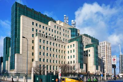 London, United Kingdom - February 02, 2019: SIS building as seen from Vauxhall station. Secret Intelligence Service or M-stock-foto