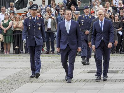 Boris Pistorius Bundesverteidigungsminister SPD befoerdert Soldaten mit Peter Tschentscher SPD Hamburgs erster Buergermeister Erster Veteranentag am 15. Juni 2025 mit milit?rischem Appell auf dem Rathausmarkt Der Veteranentag wurde vom Deutschen Bundestag als offizieller Gedenktag beschlossen und wird j?hrlich am 15. Juni begangen. Hamburgs Erster B?rgermeister Dr. Peter Tschentscher dankt im Rahmen des milit?rischen Appells zur Leutnantsbef?rderung der Helmut Schmidt Universit?t / Universit?t der Bundeswehr HSU gemeinsam mit Verteidigungsminister Boris Pistorius den Veteranen der Bundeswehr f?r ihren Dienst f?r Deutschland.Veteran ist, wer in der Bundeswehr dient oder gedient hat und nicht unehrenhaft entlassen wurde. Dies betr-stock-foto