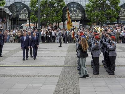 Boris Pistorius Bundesverteidigungsminister SPD befoerdert Soldaten mit Peter Tschentscher SPD Hamburgs erster Buergermeister Erster Veteranentag am 15. Juni 2025 mit milit?rischem Appell auf dem Rathausmarkt Der Veteranentag wurde vom Deutschen Bundestag als offizieller Gedenktag beschlossen und wird j?hrlich am 15. Juni begangen. Hamburgs Erster B?rgermeister Dr. Peter Tschentscher dankt im Rahmen des milit?rischen Appells zur Leutnantsbef?rderung der Helmut Schmidt Universit?t / Universit?t der Bundeswehr HSU gemeinsam mit Verteidigungsminister Boris Pistorius den Veteranen der Bundeswehr f?r ihren Dienst f?r Deutschland.Veteran ist, wer in der Bundeswehr dient oder gedient hat und nicht unehrenhaft entlassen wurde. Dies betr-stock-foto