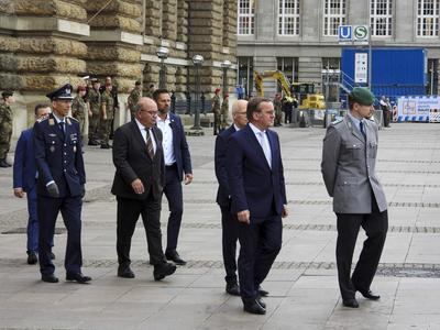 Boris Pistorius Bundesverteidigungsminister SPD befoerdert Soldaten mit Peter Tschentscher SPD Hamburgs erster Buergermeister Erster Veteranentag am 15. Juni 2025 mit milit?rischem Appell auf dem Rathausmarkt Der Veteranentag wurde vom Deutschen Bundestag als offizieller Gedenktag beschlossen und wird j?hrlich am 15. Juni begangen. Hamburgs Erster B?rgermeister Dr. Peter Tschentscher dankt im Rahmen des milit?rischen Appells zur Leutnantsbef?rderung der Helmut Schmidt Universit?t / Universit?t der Bundeswehr HSU gemeinsam mit Verteidigungsminister Boris Pistorius den Veteranen der Bundeswehr f?r ihren Dienst f?r Deutschland.Veteran ist, wer in der Bundeswehr dient oder gedient hat und nicht unehrenhaft entlassen wurde. Dies betr-stock-foto