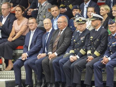 Boris Pistorius Bundesverteidigungsminister SPD befoerdert Soldaten mit Peter Tschentscher SPD Hamburgs erster Buergermeister Erster Veteranentag am 15. Juni 2025 mit milit?rischem Appell auf dem Rathausmarkt Der Veteranentag wurde vom Deutschen Bundestag als offizieller Gedenktag beschlossen und wird j?hrlich am 15. Juni begangen. Hamburgs Erster B?rgermeister Dr. Peter Tschentscher dankt im Rahmen des milit?rischen Appells zur Leutnantsbef?rderung der Helmut Schmidt Universit?t / Universit?t der Bundeswehr HSU gemeinsam mit Verteidigungsminister Boris Pistorius den Veteranen der Bundeswehr f?r ihren Dienst f?r Deutschland.Veteran ist, wer in der Bundeswehr dient oder gedient hat und nicht unehrenhaft entlassen wurde. Dies betr-stock-foto
