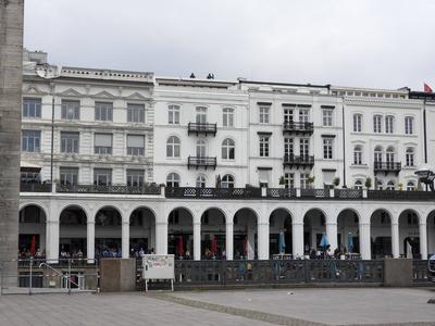 Die Veranstaltung wurde durch ein starkes Polizeiaufgebot gech?tzt - u.a waren rund um den Rathausmarkt Scharfsch?tzen und eine Drohnenabwehreinheit der Polizei zur ?berwachung der Veranstaltung auf den umliegenden Daechern positioniert Veteranentag am 15. Juni 2025 mit milit?rischem Appell auf dem Rathausmarkt Der Veteranentag wurde vom Deutschen Bundestag als offizieller Gedenktag beschlossen und wird j?hrlich am 15. Juni begangen. Hamburgs Erster B?rgermeister Dr. Peter Tschentscher dankt im Rahmen des milit?rischen Appells zur Leutnantsbef?rderung der Helmut Schmidt Universit?t / Universit?t der Bundeswehr HSU gemeinsam mit Verteidigungsminister Boris Pistorius den Veteranen der Bundeswehr f?r ihren Dienst f?r Deutschland.-stock-foto