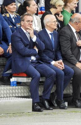 Boris Pistorius Bundesverteidigungsminister SPD befoerdert Soldaten mit Peter Tschentscher SPD Hamburgs erster Buergermeister Erster Veteranentag am 15. Juni 2025 mit milit?rischem Appell auf dem Rathausmarkt Der Veteranentag wurde vom Deutschen Bundestag als offizieller Gedenktag beschlossen und wird j?hrlich am 15. Juni begangen. Hamburgs Erster B?rgermeister Dr. Peter Tschentscher dankt im Rahmen des milit?rischen Appells zur Leutnantsbef?rderung der Helmut Schmidt Universit?t / Universit?t der Bundeswehr HSU gemeinsam mit Verteidigungsminister Boris Pistorius den Veteranen der Bundeswehr f?r ihren Dienst f?r Deutschland.Veteran ist, wer in der Bundeswehr dient oder gedient hat und nicht unehrenhaft entlassen wurde. Dies betr-stock-foto