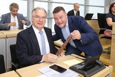 Ministerpr?sident Dr Reiner Haseloff CDU Sachsen Anhalt bekommt von Parlamentarischer Gesch?ftsf?-stock-foto
