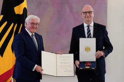 Verleihung des Verdienstordens der Bundesrepublik, Dietmar Woidke Bundespr?sident Frank-Walter Steinmeier, Verleihung de-stock-foto