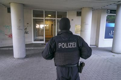 News Themen der Woche KW24 News Bilder des Tages Beamte der Bundespolizei Polizei im Einsatz bei der Beweissicherung Der Zoll und die Polizei Hamburg hat einen Faelscherring in Hamburg 12.06.2025 ausgehoben Bei der Razzia gab es Verhaftungen Auch ein Fahrzeug wurde sichergestellt Seit den fruehen Morgenstunden laeuft in Hamburg ein gro? angelegter Einsatz der Bundespolizei. Im Auftrag der Staatsanwaltschaft Hamburg durchsuchten Einsatzkraefte am Donnerstag mehrere Objekte in der Hansestadt. Insgesamt sechs Geb?ude wurden dabei ins Visier genommen. In vier F?llen konnten Haftbefehle vollstreckt werden. Hamburg Deutschland *** Officers of the Federal Police Police in action to secure evidence Customs and the Hamburg police have broken up a counterfeiting ring in Hamburg 12 06 2025 Arre-stock-photo