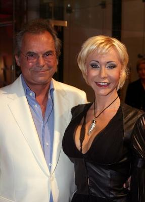 Bildnummer: 50867414  Datum: 25.07.2005  Copyright: imago/Sven SimonDolly Buster (CZE) mit Ehemann Josef DINO Baumberger (GER) anl?sslich des NEW FACES AWARD in D?sseldorf, Personen , optimistisch; 2005, D?sseldorf, Awards, Doly, Schauspielerin, Schauspieler, Pornodarsteller, Pornodarstellerin, Produzent, Produzenten, Dekollete, l?cheln, l?chelt, l?chelnd, Ehepaar, Ehepaare, Ehefrau, Mann, Frau, Pressetermin; , hoch, Kbdig, Gruppenbild, close, Deutschland, Randbild, People, Europa, Harmonie, Preisverleihung, Preisverleihungen, Auszeichnung, Auszeichnungen-stock-photo