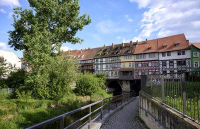 Altstadt von Erfurt die Kr?merbr?cke Touristischer Magnet ist die Kr?merbr?cke in Erfurt die von vielen Menschen besucht-stock-foto