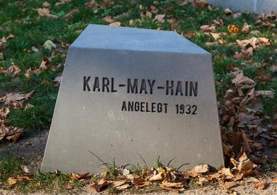 Stein mit Inschrift Karl-May-Hain am Eingang zum Park gegen?ber der Karl-May-Museum in Radebeul, Sachsen, Deutschland **-stock-foto