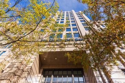 WASHINGTON, DC - NOVEMBER 17, 2024: A view of the Washington Post newspaper building sign looking skyward. The new home-stock-foto