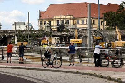 Der Br?ckenabriss am Damaschkeplatz hat am Montag begonnen. Die Arbeiten f?r den Abbruch der Br?cke des Magdeburger Ring-stock-foto