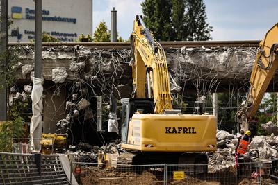 Der Br?ckenabriss am Damaschkeplatz hat am Montag begonnen. Die Arbeiten f?r den Abbruch der Br?cke des Magdeburger Ring-stock-foto