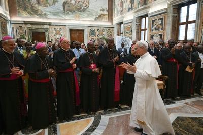 ITALY -   POPE LEO XIV RECEIVES IN PRIVATE AUDIENCE PILGRIMS FROM THE DEMOCRATIC REPUBLIC OF CONGO, GATHERED FOR THE BEATIFICATION OF FLOROBERT BWANA CHUI  AT THE VATICAN   - 2025/6/16-stock-foto
