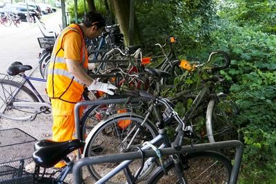 Mitarbeiter der Hamburger Stadtreinigung entfernen alte mit roten Zetteln makierte Schrottfahraeder beim Auffrauemen von Fahrradschrott am 16.Juni 20235 in Hamburg Die Stadtreinigung Hamburg begann am Montag mit der Entfernung hunderter Alt- und Schrottfahrraeder aus dem ?ffentlichen Raum Hamburg Deutschland *** Employees of the Hamburg city cleaning service remove old scrap bicycles marked with red stickers during the collection of bicycle scrap on June 16, 20235 in Hamburg The Hamburg city cleaning service began removing hundreds of old and scrap bicycles from public spaces in Hamburg Germany on Monday-stock-foto