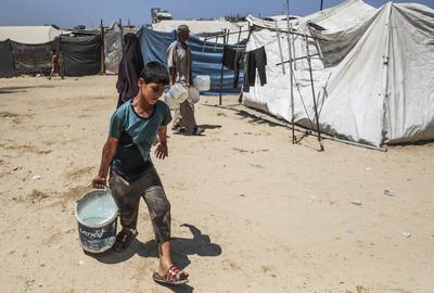 Palestinians carry jerry cans filled with water distributed by a water tanker-stock-foto