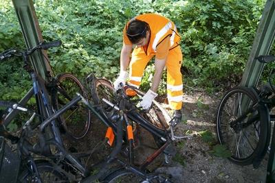 Mitarbeiter der Hamburger Stadtreinigung entfernen alte mit roten Zetteln makierte Schrottfahraeder beim Auffrauemen von Fahrradschrott am 16.Juni 20235 in Hamburg Die Stadtreinigung Hamburg begann am Montag mit der Entfernung hunderter Alt- und Schrottfahrraeder aus dem ?ffentlichen Raum Hamburg Deutschland *** Employees of the Hamburg city cleaning service remove old scrap bicycles marked with red stickers during the collection of bicycle scrap on June 16, 20235 in Hamburg The Hamburg city cleaning service began removing hundreds of old and scrap bicycles from public spaces in Hamburg Germany on Monday-stock-foto