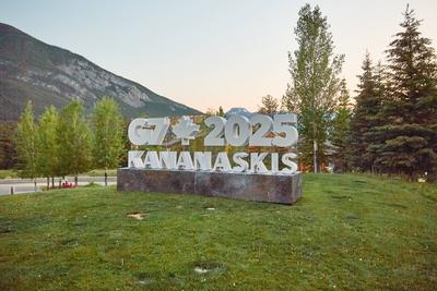 Banff, Alberta, Kanada, 16.06.2025: Medienzentrum: G7-Gipfel 2025: Logo mit der Aufschrift G7 2025 - Kananaskis in der D-stock-photo