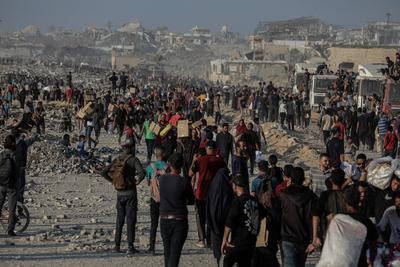 Palestinians carry food parcel, distributed by 'Gaza Humanitarian Relief Foundation' as people struggle with hunger during ongoing Israeli attacks in Gaza City-stock-foto