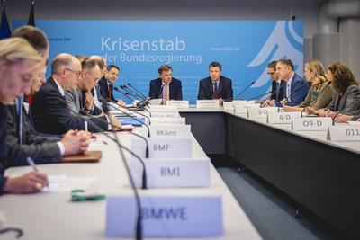 Aussenminister Wadephul bei Krisenstab-stock-foto