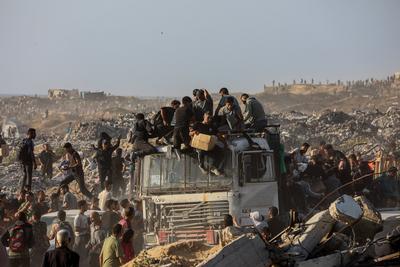 Palestinians carry food parcel, distributed by 'Gaza Humanitarian Relief Foundation' as people struggle with hunger during ongoing Israeli attacks in Gaza City-stock-foto