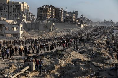 Palestinians carry food parcel, distributed by 'Gaza Humanitarian Relief Foundation' as people struggle with hunger during ongoing Israeli attacks in Gaza City-stock-foto