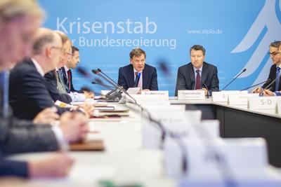 Aussenminister Wadephul bei Krisenstab-stock-foto