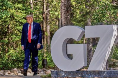 Kananaskis, Alberta, Kanada, 16.06.2025: Mountain Lodge: G7-Gipfel 2025: Donald Trump neben einem Logo (Foto: Michael Ka-stock-photo