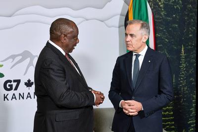 Kananaskis, Alberta, Kanada, 15.06.2025: Mountain Lodge: G7-Gipfel 2025: Cyril Ramaphosa (S?dafrika) und Mark Carney (Ka-stock-photo