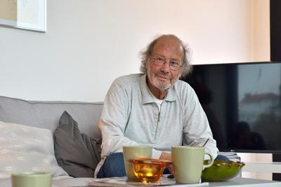 Michel Bergmann beim Interview in seiner Berliner Wohnung In seiner Berliner Wohnung in Tiergarten gab Michel Bergmann e-stock-photo