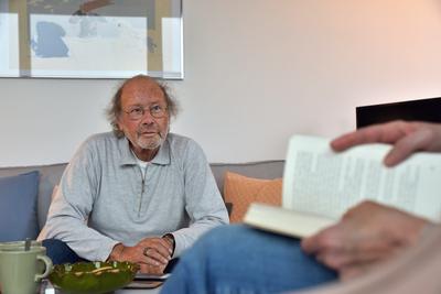 Michel Bergmann beim Interview in seiner Berliner Wohnung In seiner Berliner Wohnung in Tiergarten gab Michel Bergmann e-stock-photo