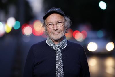 Schriftsteller Michel Bergmann bei seiner Lesung Ein Rabbi mit der Lizenz zum Ermitteln im Rahmen der Crime Cologne in d-stock-foto