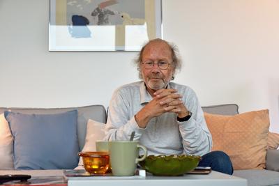 Michel Bergmann beim Interview in seiner Berliner Wohnung In seiner Berliner Wohnung in Tiergarten gab Michel Bergmann e-stock-photo