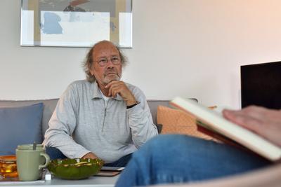 Michel Bergmann beim Interview in seiner Berliner Wohnung In seiner Berliner Wohnung in Tiergarten gab Michel Bergmann e-stock-photo