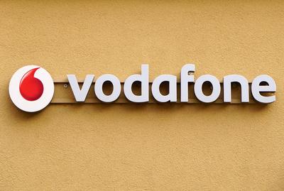 vodafone, Mobilfunkanbieter, Firmenlogo mit Schriftzug an einer Hauswand *** vodafone, Mobile phone provider, Company lo-stock-foto