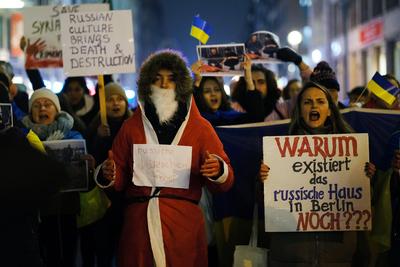Ukrainische Demonstranten und Unterst?tzer fordern mit einer Kundgebung anl?sslich des traditionellen entz?nden des Weih-stock-foto