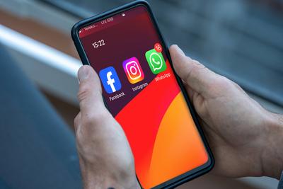 Bavaria, Germany - May 22, 2025: FOTOMONTAGE, The Facebook, Instagram and WhatsApp apps on the home screen - Meta demand-stock-foto