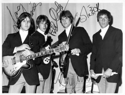 Bildnummer: 50218376  Datum: 03.06.1965  Copyright: imago/MollenhauerThe Kinks - V.l.n.r.: Dave Davies, Peter Quaife, Ray Davies und Mick Avory (alle GBR) auf einer Autogrammkarte aus den 60er Jahren, Objekte; 1965, Autogrammkarten, Autogramm, Autogramme, Unterschrift, Unterschriften, signiert, Originalbesetzung, Pete, Davis, 60-er, sechziger, RocknRoll, Rock n Roll , Pop, Fanartikel, Sammlerst?ck, Foto, Fotos, Repro, Repros, Reproduktion, Reproduktionen; , quer, Kbdig, Einzelbild,  Musik, Kunst, Deutschland,  , People; Aufnahmedatum gesch?tzt-stock-foto