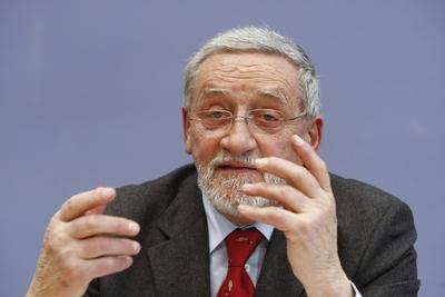Bildnummer: 53775600  Datum: 04.02.2010  Copyright: imago/Reiner ZensenBerlin, den 04.02.2010 - Bundespressekonferenz Foto: Hubert Weinzierl, Pr?sident Deutscher Naturschutzring (DNR), anl?sslich einer Pressekonferenz zum Thema Umweltpolitische Bewertung nach 100 Tagen schwarz-gelber Bundesregierung . People Politik GER Berlin PK Portr?t kbdig xng 2010 quer premiumd POLITIK POLITICSBildnummer 53775600 Date 04 02 2010 Copyright Imago Reiner Zensen Berlin the 04 02 2010 Federal press conference Photo Hubert Weinzierl President German Nature protection ring DNR during a Press conference to Theme Environmental Assessment after 100 Days Black Gelber Federal government Celebrities politics ger Berlin press conference Portrait Kbdig xng 2010 horizontal premiumd politics POLITICS-stock-foto