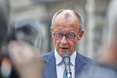 Kananaskis, Alberta, Kanada, 17.06.2025: Mountain Lodge: G7-Gipfel 2025: Bundeskanzler Friedrich Merz (CDU) gibt zum Abs-stock-photo