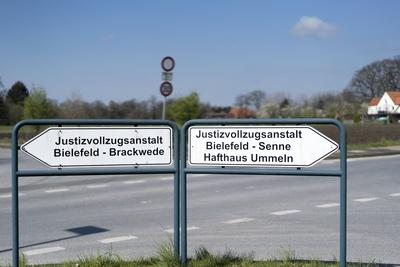 Wegweiser JVA Wegeweiser JVA Brackwede und Senne in Biefeld signpost to Brackwede and Senne prison-stock-foto