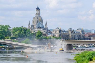 17.06.2025. Abrissarbeiten an der teilweise eingest?rzten Carolabr?cke an der Elbe in Dresden. Im Hintergrund die Frauen-stock-foto